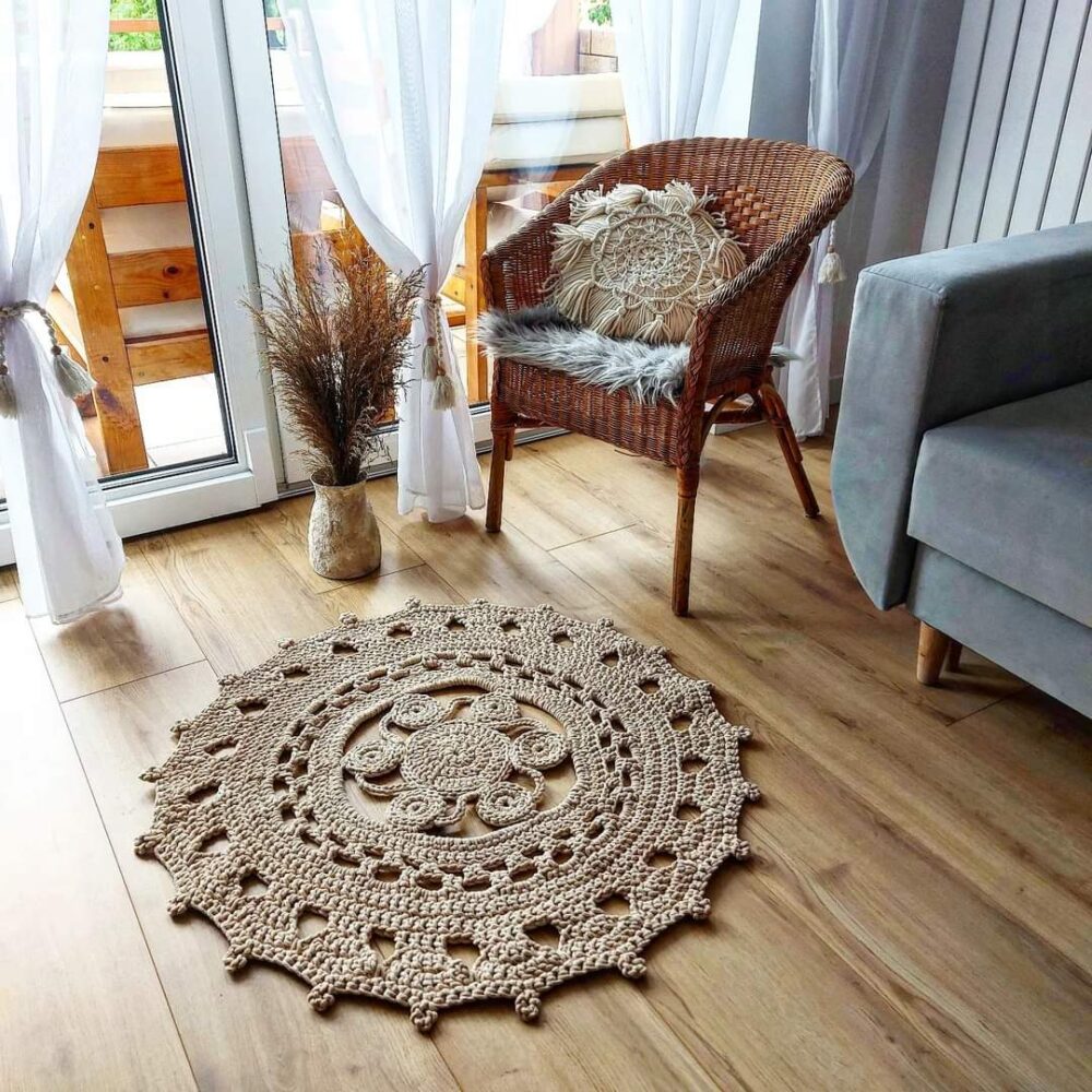 Dywan na szydełku ze sznurka boho beżowy okrągły ażurowy salon boho dodatki do salonu beżowe ręcznie robione wymarzone skarby crochet rug