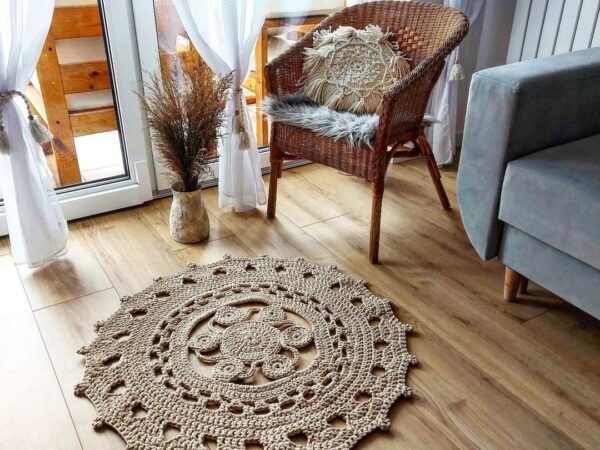 Dywan na szydełku ze sznurka boho beżowy okrągły ażurowy salon boho dodatki do salonu beżowe ręcznie robione wymarzone skarby crochet rug