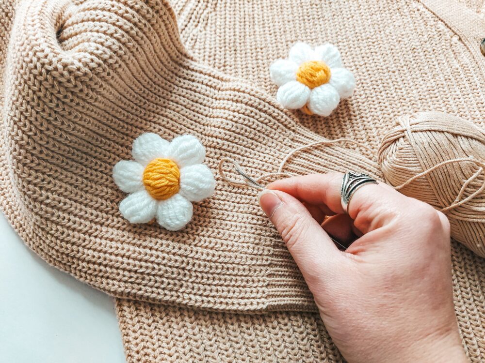 Usługa doszywania kwiatów, aplikacji szydełkowych do zakupionego swetra