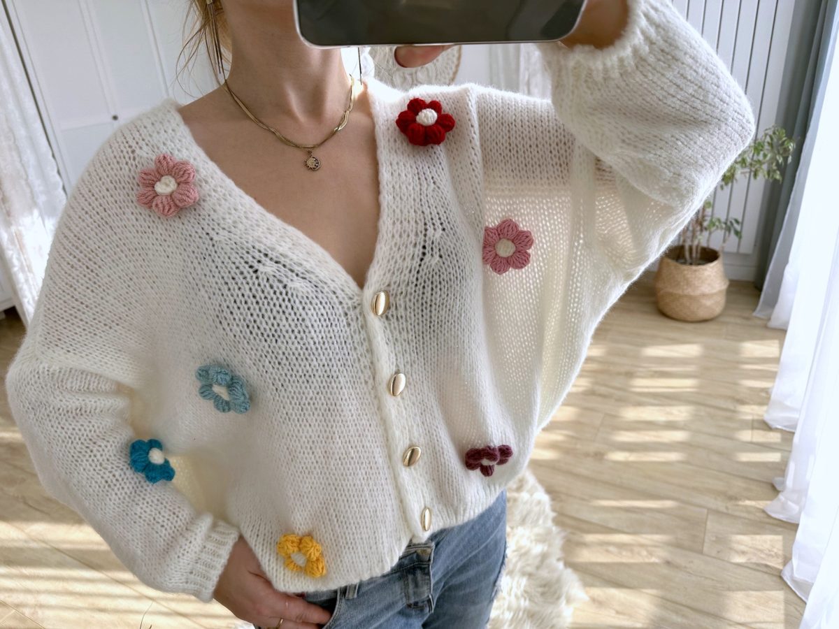 Sweterek kwiaty 3 d z włóczki kardigan oversize kremowy kolorowe kwiatki na szydełku