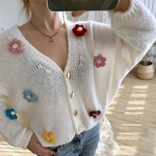 Sweterek kwiaty 3 d z włóczki kardigan oversize kremowy kolorowe kwiatki na szydełku