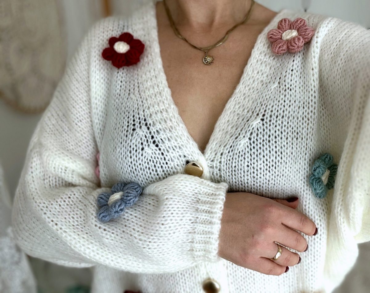 Sweterek kwiaty 3 d z włóczki kardigan oversize kremowy kolorowe kwiatki na szydełku