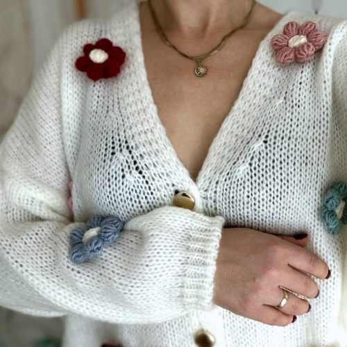 Sweterek kwiaty 3 d z włóczki kardigan oversize kremowy kolorowe kwiatki na szydełku