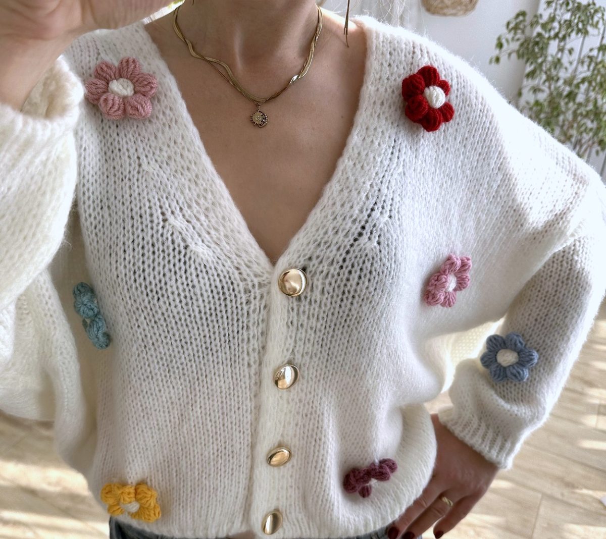 Sweterek kwiaty 3 d z włóczki kardigan oversize kremowy kolorowe kwiatki na szydełku