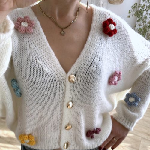 Sweterek kwiaty 3 d z włóczki kardigan oversize kremowy kolorowe kwiatki na szydełku