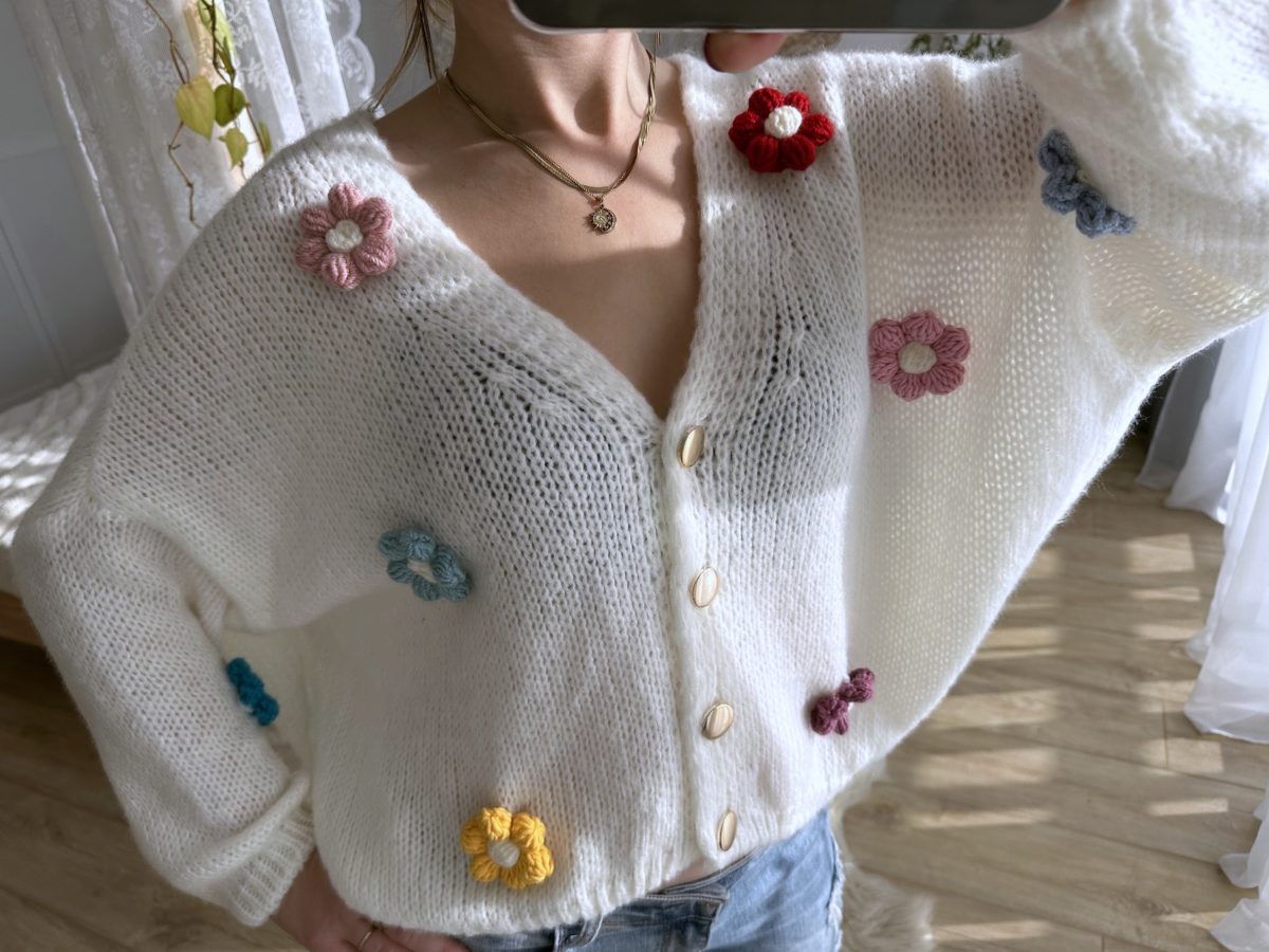 Sweterek kwiaty 3 d z włóczki kardigan oversize kremowy kolorowe kwiatki na szydełku
