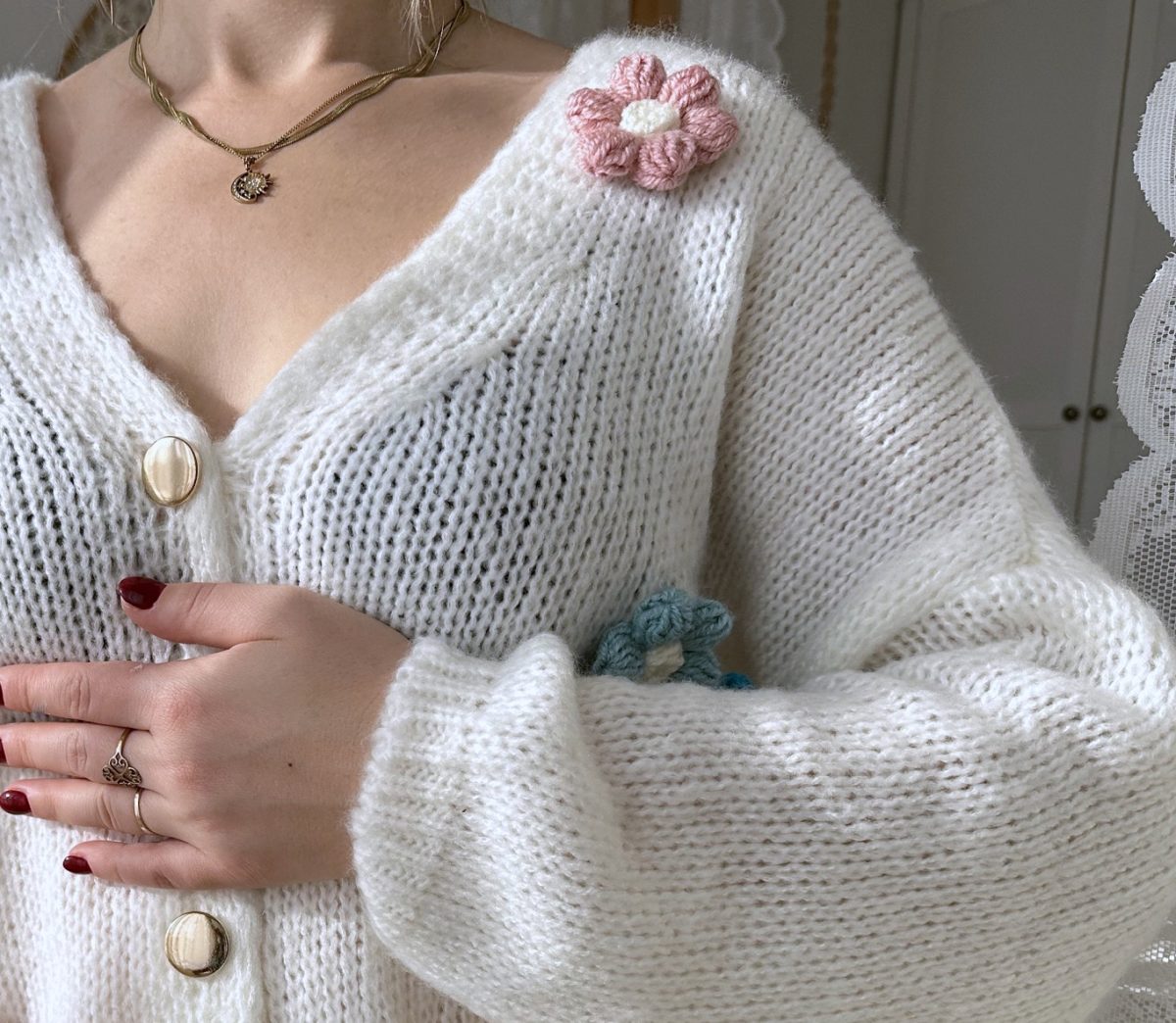 Sweterek kwiaty 3 d z włóczki kardigan oversize kremowy kolorowe kwiatki na szydełku