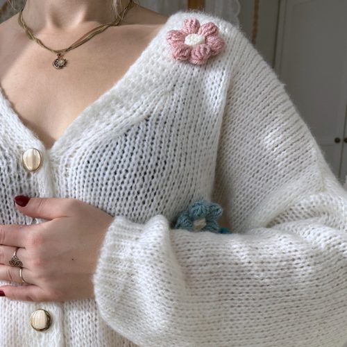 Sweterek kwiaty 3 d z włóczki kardigan oversize kremowy kolorowe kwiatki na szydełku