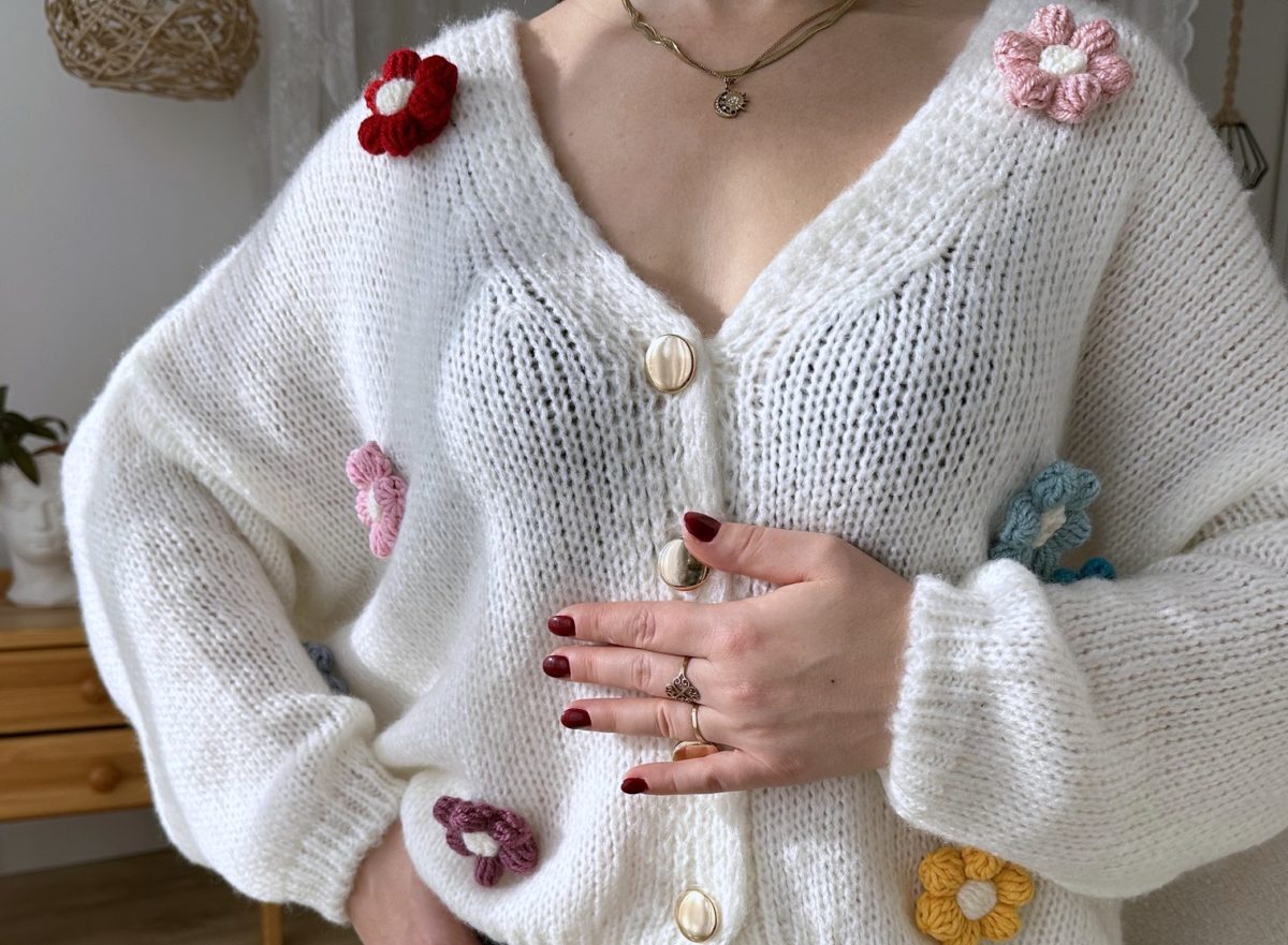 Sweterek kwiaty 3 d z włóczki kardigan oversize kremowy kolorowe kwiatki na szydełku
