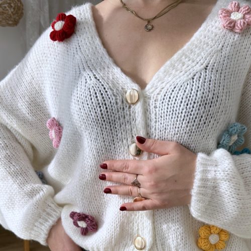 Sweterek kwiaty 3 d z włóczki kardigan oversize kremowy kolorowe kwiatki na szydełku