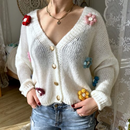 Sweterek kwiaty 3 d z włóczki kardigan oversize kremowy kolorowe kwiatki na szydełku