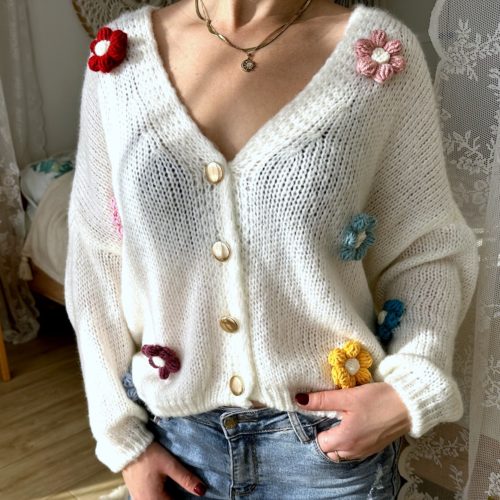 Sweterek kwiaty 3 d z włóczki kardigan oversize kremowy kolorowe kwiatki na szydełku