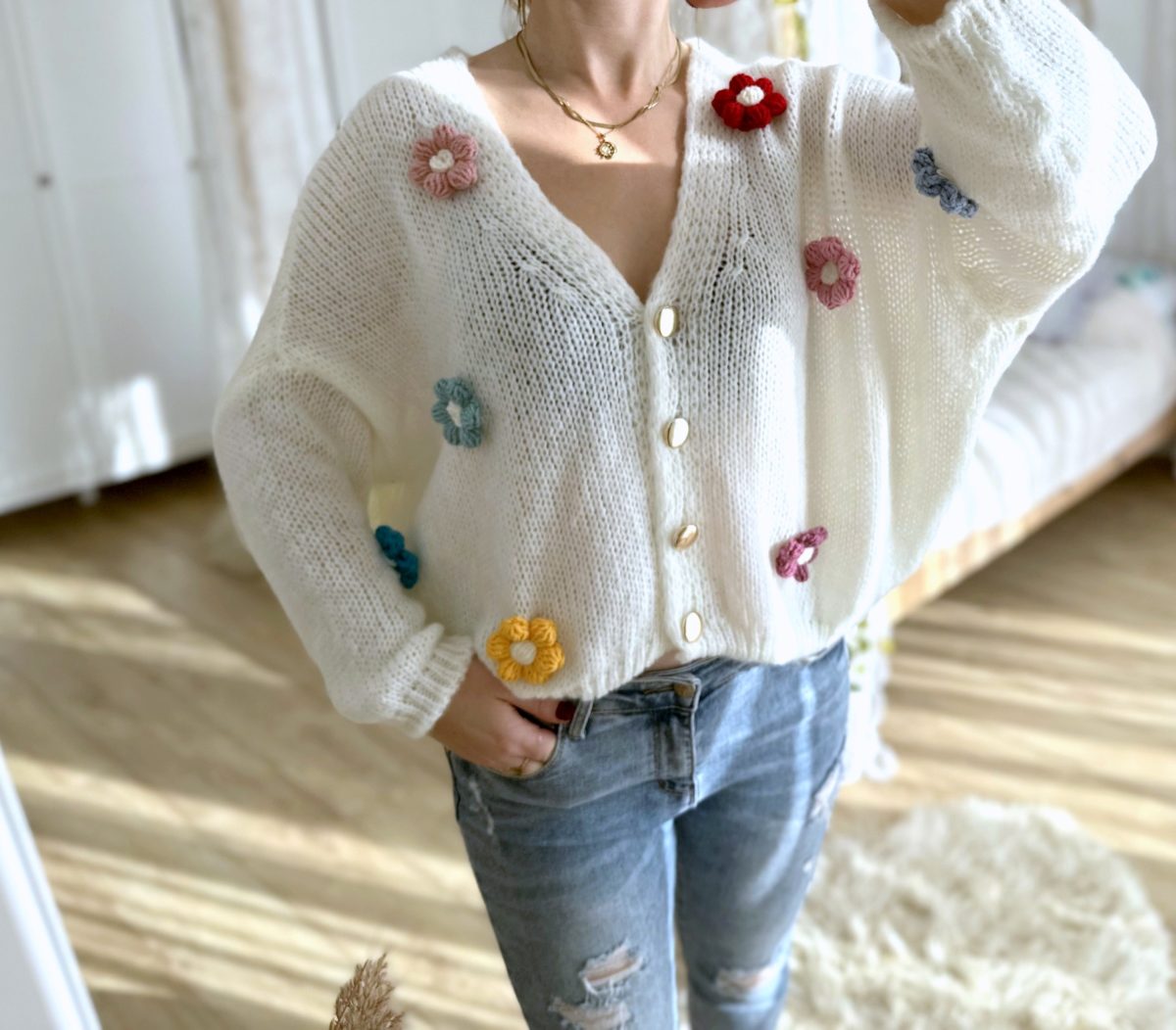 Sweterek kwiaty 3 d z włóczki kardigan oversize kremowy kolorowe kwiatki na szydełku