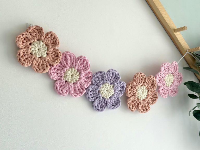 Girlanda z kwiatów na szydełku różowa do pokoju dziewczynki różowe kwiaty dekoracje kwiaty na szydełku do pokoju ozodby kwiatowe, motywy kwiatowe dziecięce na ścianę ozdoba girlanda
