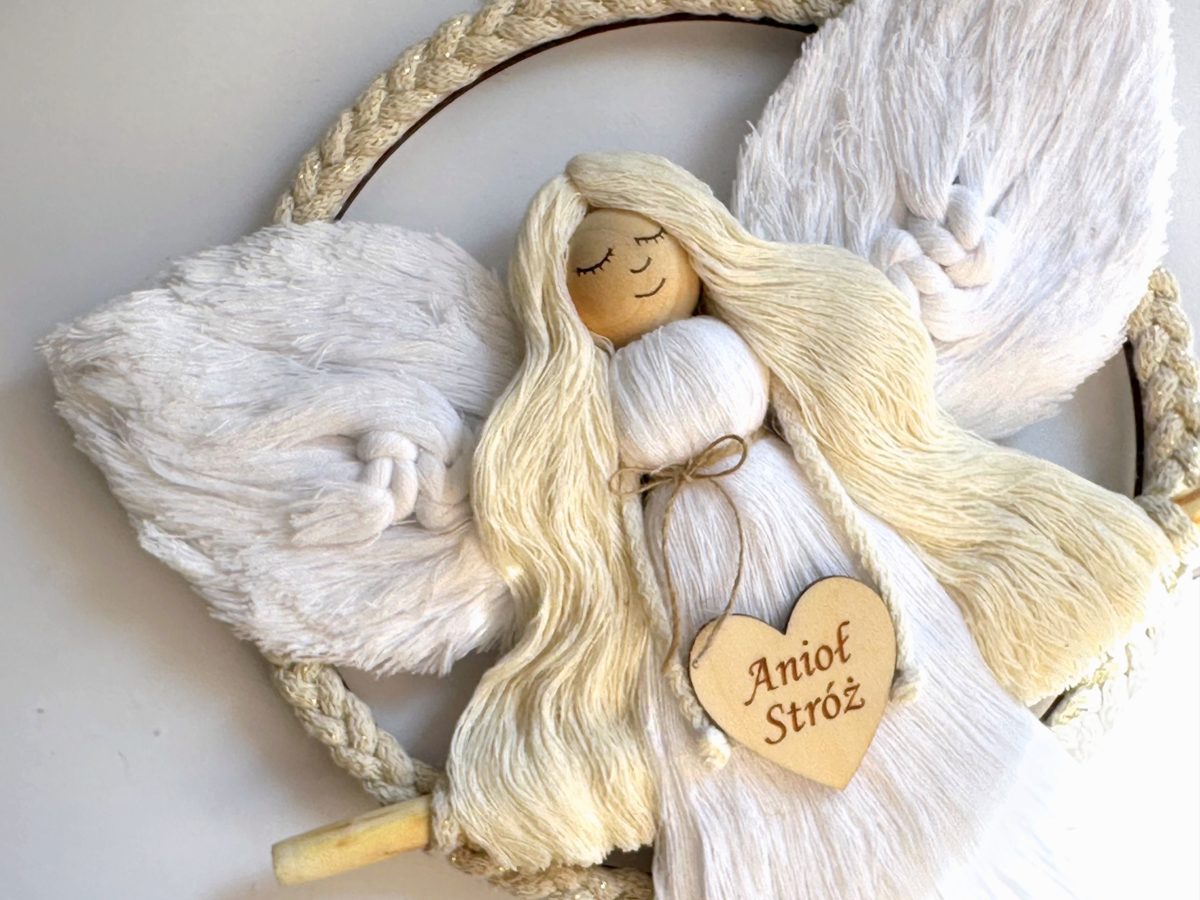 Aniołek ze sznurka makrama biały na komunię chrest na obręczy rekodzieło anioł stróż blond włosy