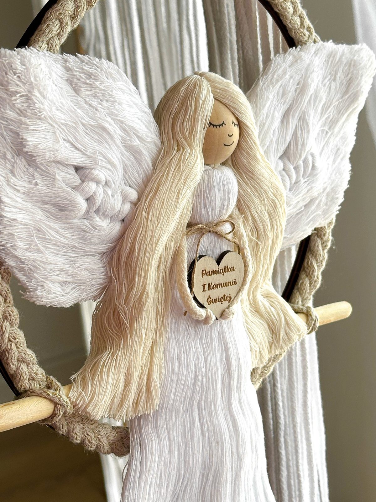 Aniołek makrama na obręczy na kole na chrzest komunię rekodzieło