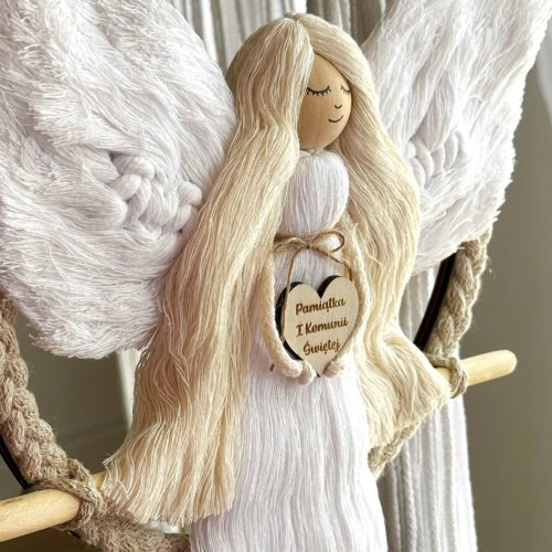 Aniołek makrama na obręczy na kole na chrzest komunię rekodzieło