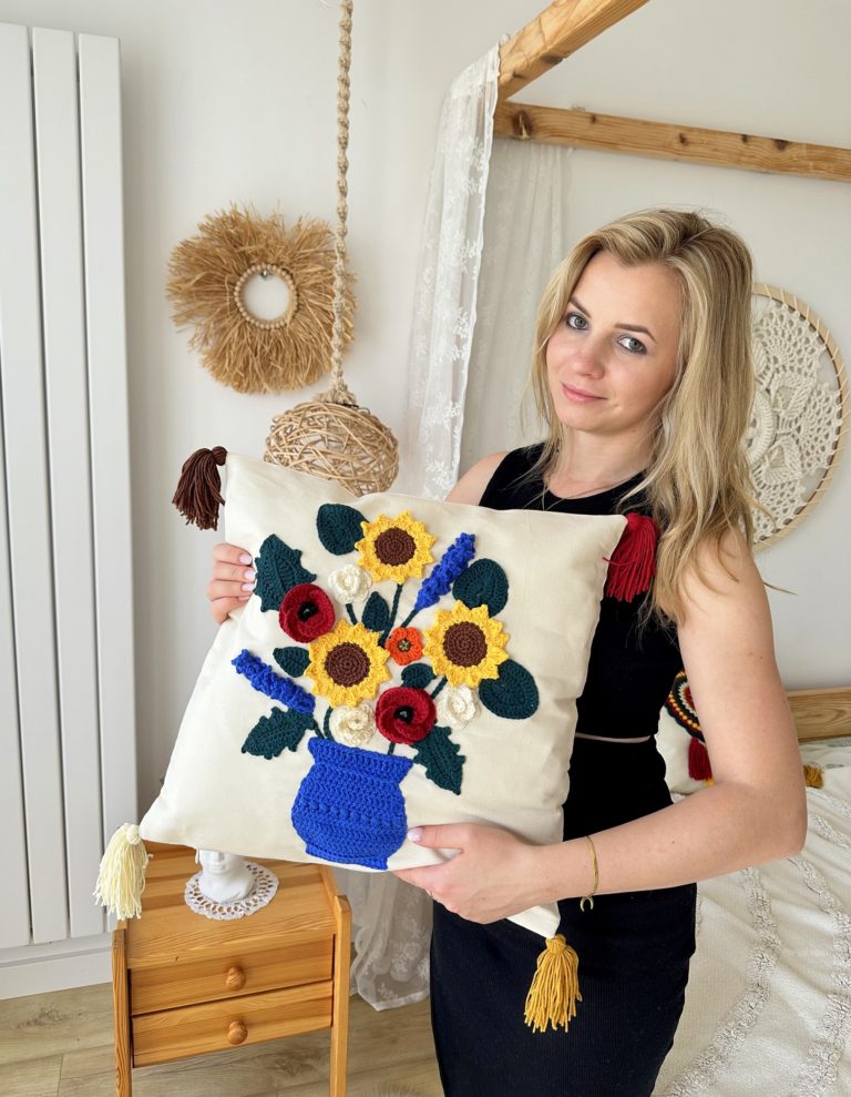 Poszewka-na-poduszke-folk-na-szydelku-folklor-kolorowe-kwiaty-w-wazonie-naszywana-w-maki-sloneczniki (13) Poszewka na poduszkę folk folklor kwiaty w wazonie poduszka folklorystyczna dekoracje górskie domki motywy ludowe kocham folklor kolorowe kwiaty w wazonie na szydełku maki lawenda słoneczniki z chwostami bawełniana poszewka 45x45 dekoracyjna kolorowa na lato z kwiatami poduszki góralskie wyroby ludowe, folkownia ozdoby ludowe posciel goralska rekodzielo polskie folk prezenty poduszki folkowe motywy folklorystczne do sypialni kolorowe poduszki do sypialni