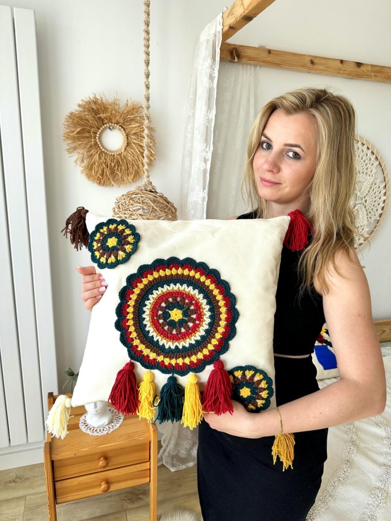 Poszewka na poduszkę folklor mandale kolorowe bawełna 45x45 motywy ludowe folklorystczne poduszki goralskie sypialnia góralska z motywami ludowymi folklorystycznymi dekoracje ludowe wyroby ludowe polskie rękodzieło z chwostami, wiatraczki, poduszki góralskie wyroby ludowe, folkownia ozdoby ludowe posciel goralska rekodzielo polskie folk prezenty poduszki folkowe motywy folklorystczne do sypialni kolorowe poduszki do sypialni