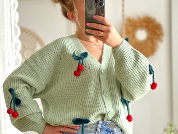 Sweter z wisienkami na szydelku kardigan damski zapinany zielony szałwia kardigan z wiśniami