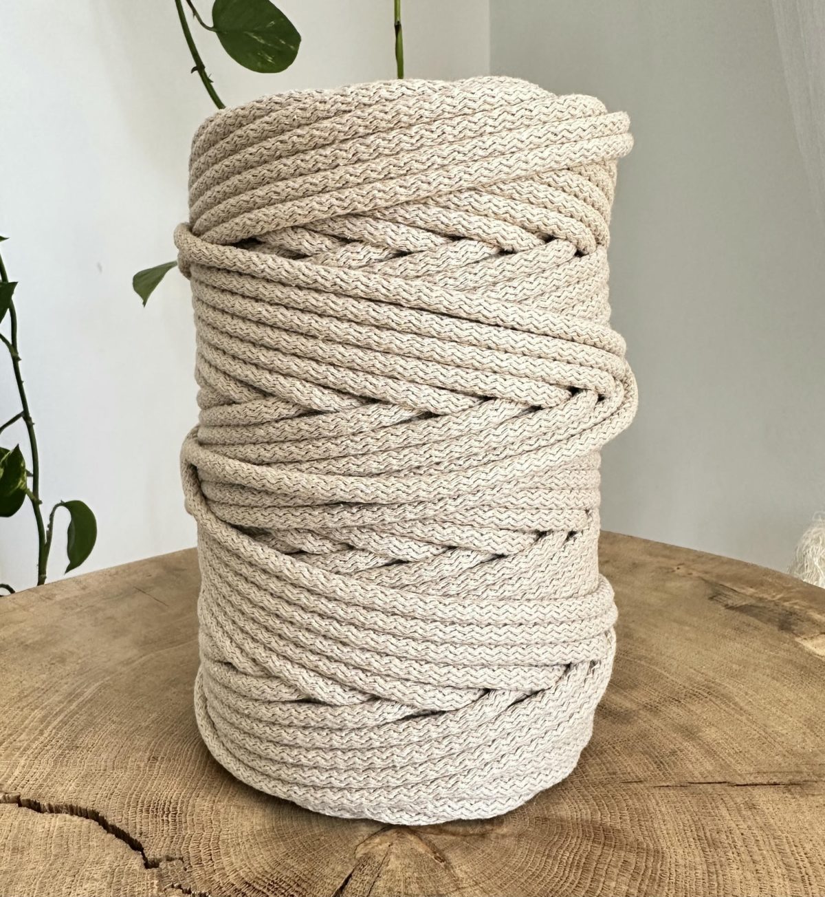 Sznurek do szycia na maszynie do szycia toreb dywanów osłonek jasny beż 100 m 6 mm z rdzeniem