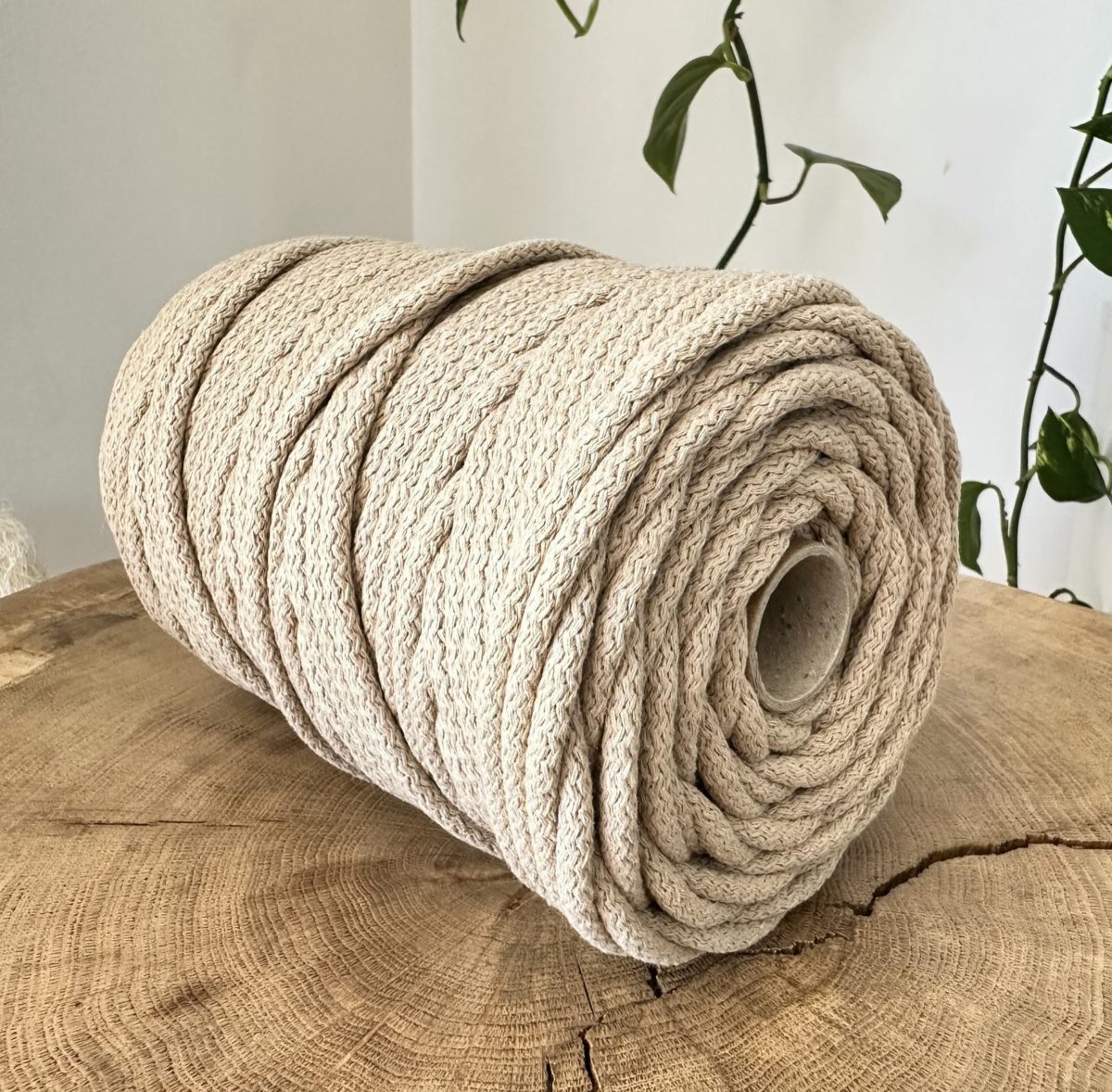 Sznurek do szycia na maszynie do szycia toreb dywanów osłonek jasny beż 100 m 6 mm z rdzeniem