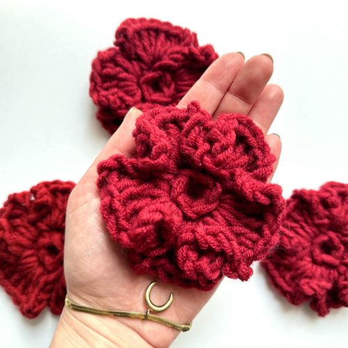 Kwiaty na szydełku burgundowe bordowe na sweter na szydełku z włóczkim burgundowe dodatki jesien 2025 modne burgundowy sweter z kwiatami burgundowe stylizacje