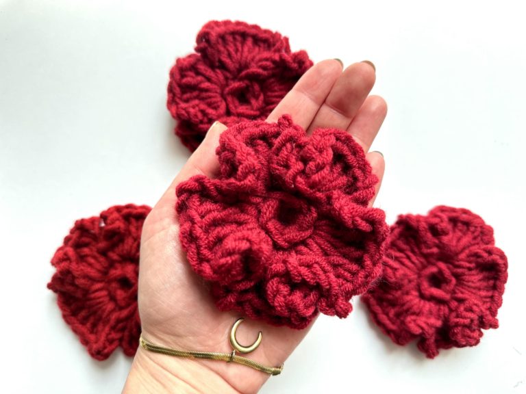 Kwiaty-na-szydelku-burgundowe-bordowe-z-wloczki-duze-do-swetra-aplikacje-naszywki (1) Kwiaty na szydełku burgundowe bordowe na sweter na szydełku z włóczkim burgundowe dodatki jesien 2025 modne burgundowy sweter z kwiatami burgundowe stylizacje