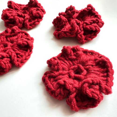 Kwiaty na szydełku burgundowe bordowe na sweter na szydełku z włóczkim burgundowe dodatki jesien 2025 modne burgundowy sweter z kwiatami burgundowe stylizacje