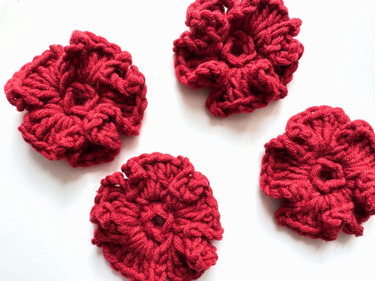 Kwiaty na szydełku burgundowe bordowe na sweter na szydełku z włóczkim burgundowe dodatki jesien 2025 modne burgundowy sweter z kwiatami burgundowe stylizacje