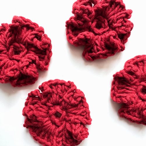 Kwiaty na szydełku burgundowe bordowe na sweter na szydełku z włóczkim burgundowe dodatki jesien 2025 modne burgundowy sweter z kwiatami burgundowe stylizacje
