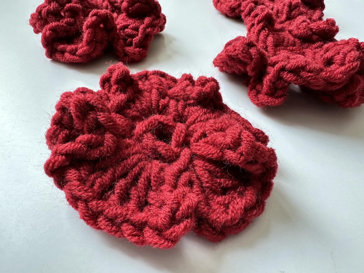 Kwiaty na szydełku burgundowe bordowe na sweter na szydełku z włóczkim burgundowe dodatki jesien 2025 modne burgundowy sweter z kwiatami burgundowe stylizacje