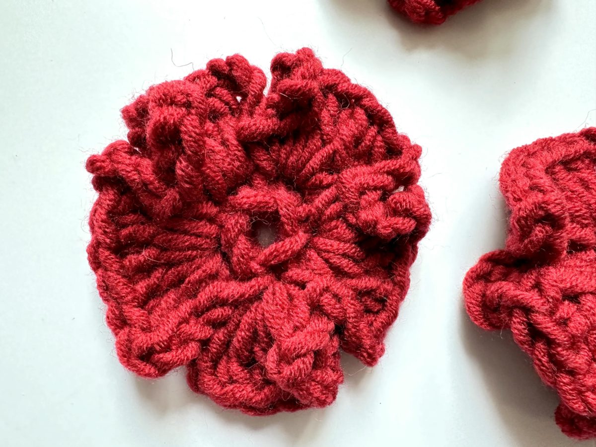 Kwiaty na szydełku burgundowe bordowe na sweter na szydełku z włóczkim burgundowe dodatki jesien 2025 modne burgundowy sweter z kwiatami burgundowe stylizacje