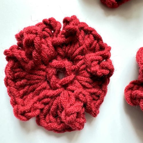 Kwiaty na szydełku burgundowe bordowe na sweter na szydełku z włóczkim burgundowe dodatki jesien 2025 modne burgundowy sweter z kwiatami burgundowe stylizacje