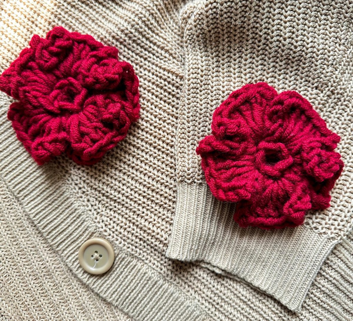 Kwiaty na szydełku burgundowe bordowe na sweter na szydełku z włóczkim burgundowe dodatki jesien 2025 modne burgundowy sweter z kwiatami burgundowe stylizacje