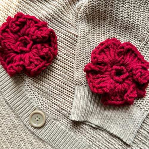 Kwiaty na szydełku burgundowe bordowe na sweter na szydełku z włóczkim burgundowe dodatki jesien 2025 modne burgundowy sweter z kwiatami burgundowe stylizacje