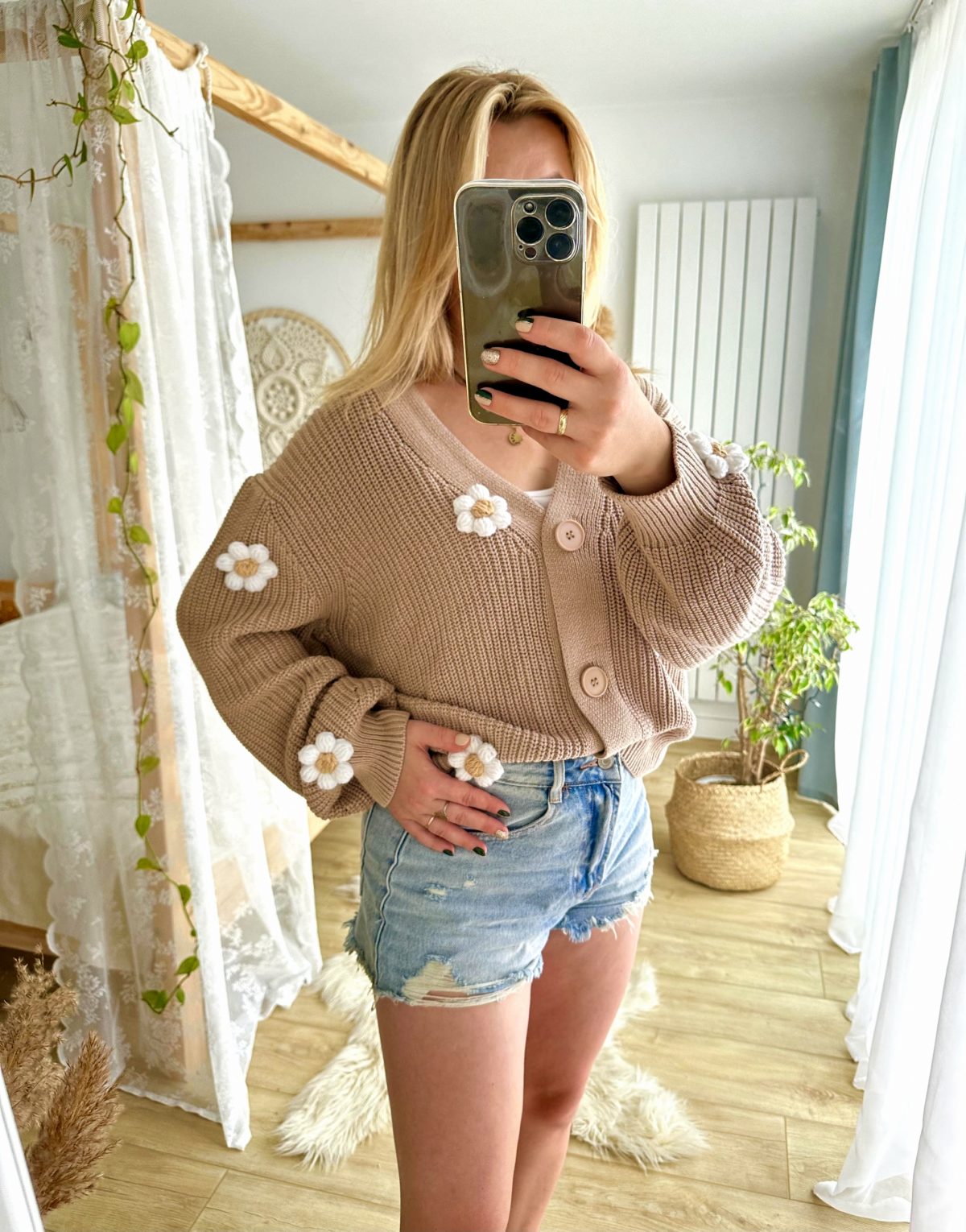 Sweter ze stokrotkami beżowy kardigan zapinany damski oversize modny sweter z kwiatami 3d z rumiankami beżowy ciepły sweter stokrotki kardigan