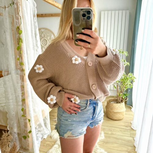 Sweter ze stokrotkami beżowy kardigan zapinany damski oversize modny sweter z kwiatami 3d z rumiankami beżowy ciepły sweter stokrotki kardigan