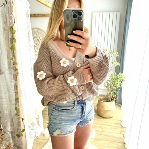 Sweter ze stokrotkami beżowy kardigan zapinany damski oversize modny sweter z kwiatami 3d z rumiankami beżowy ciepły sweter stokrotki kardigan