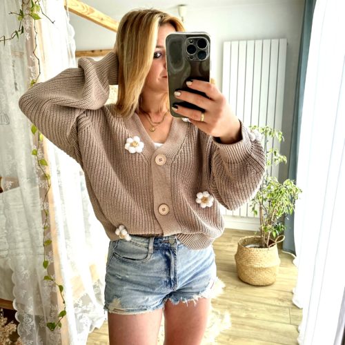 Sweter ze stokrotkami beżowy kardigan zapinany damski oversize modny sweter z kwiatami 3d z rumiankami beżowy ciepły sweter stokrotki kardigan