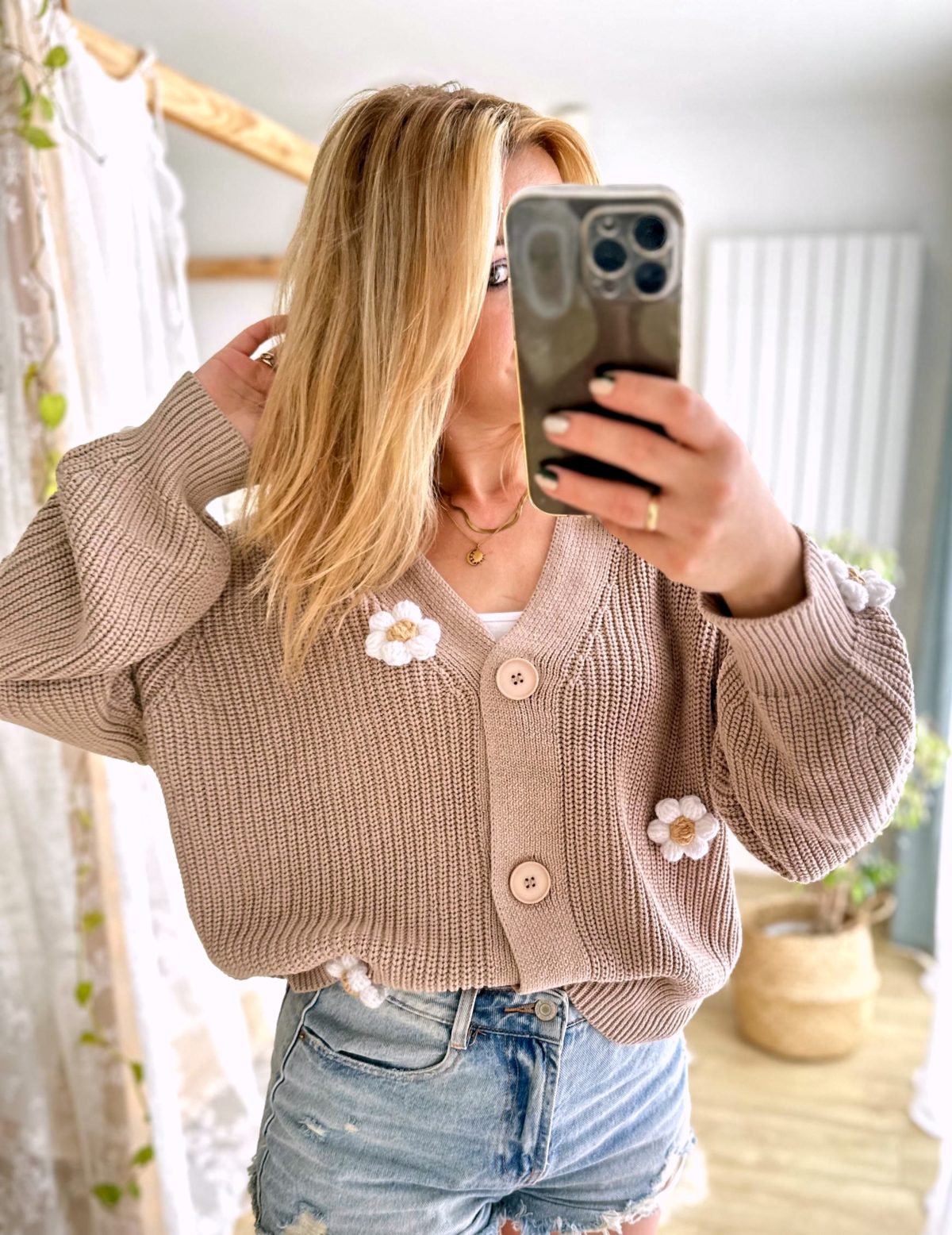 Sweter ze stokrotkami beżowy kardigan zapinany damski oversize modny sweter z kwiatami 3d z rumiankami beżowy ciepły sweter stokrotki kardigan