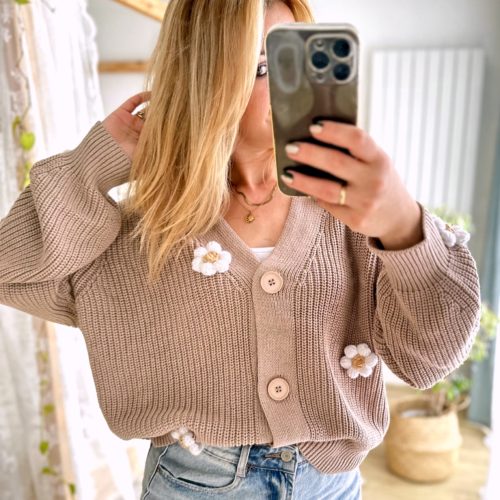 Sweter ze stokrotkami beżowy kardigan zapinany damski oversize modny sweter z kwiatami 3d z rumiankami beżowy ciepły sweter stokrotki kardigan