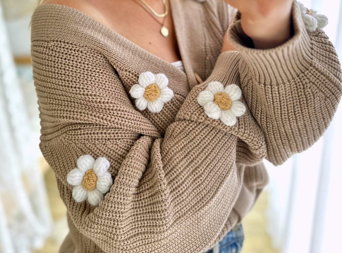 Sweter ze stokrotkami beżowy kardigan zapinany damski oversize modny sweter z kwiatami 3d z rumiankami beżowy ciepły sweter stokrotki kardigan