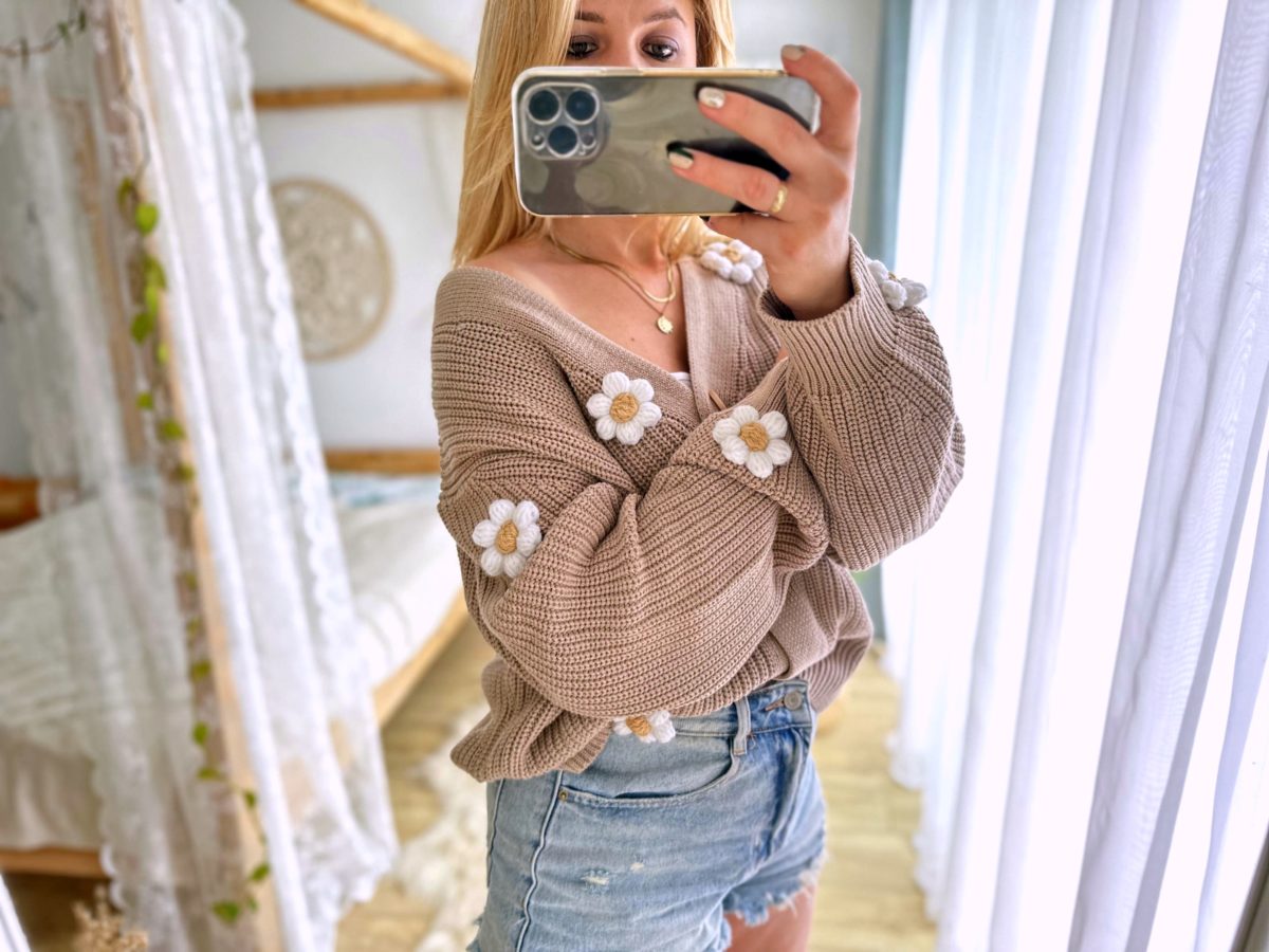 Sweter ze stokrotkami beżowy kardigan zapinany damski oversize modny sweter z kwiatami 3d z rumiankami beżowy ciepły sweter stokrotki kardigan