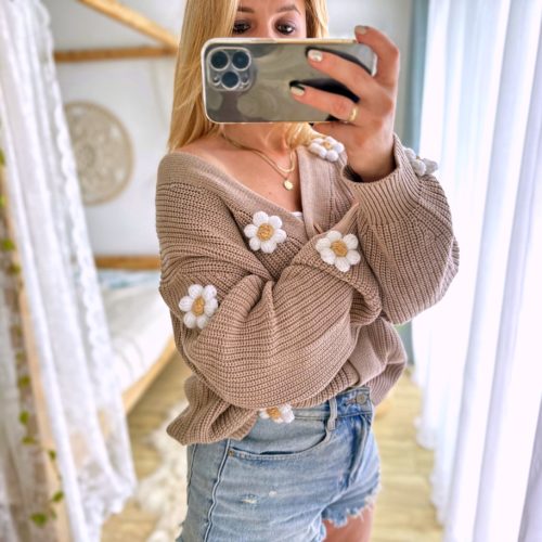 Sweter ze stokrotkami beżowy kardigan zapinany damski oversize modny sweter z kwiatami 3d z rumiankami beżowy ciepły sweter stokrotki kardigan