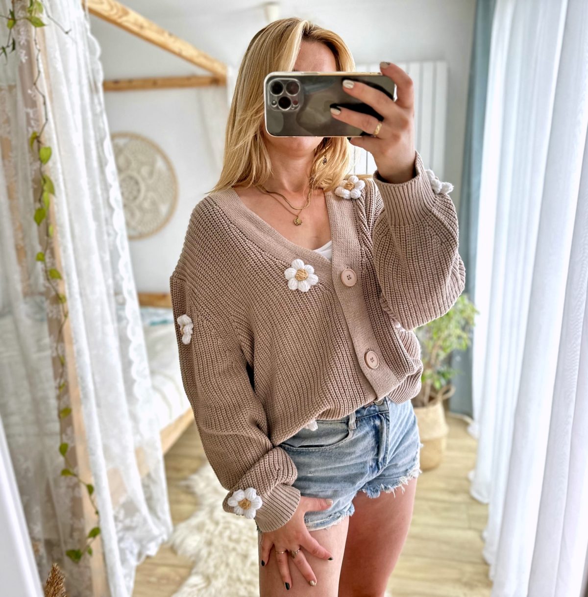 Sweter ze stokrotkami beżowy kardigan zapinany damski oversize modny sweter z kwiatami 3d z rumiankami beżowy ciepły sweter stokrotki kardigan