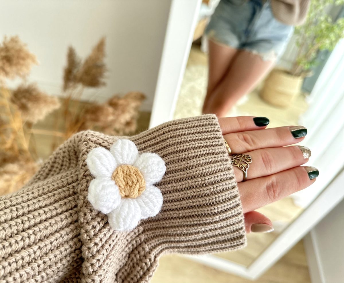 Sweter ze stokrotkami beżowy kardigan zapinany damski oversize modny sweter z kwiatami 3d z rumiankami beżowy ciepły sweter stokrotki kardigan