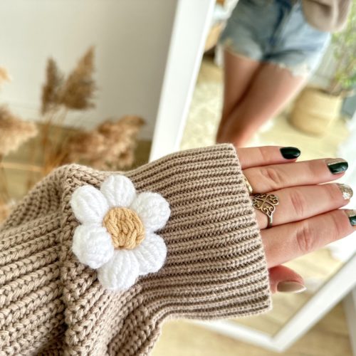 Sweter ze stokrotkami beżowy kardigan zapinany damski oversize modny sweter z kwiatami 3d z rumiankami beżowy ciepły sweter stokrotki kardigan