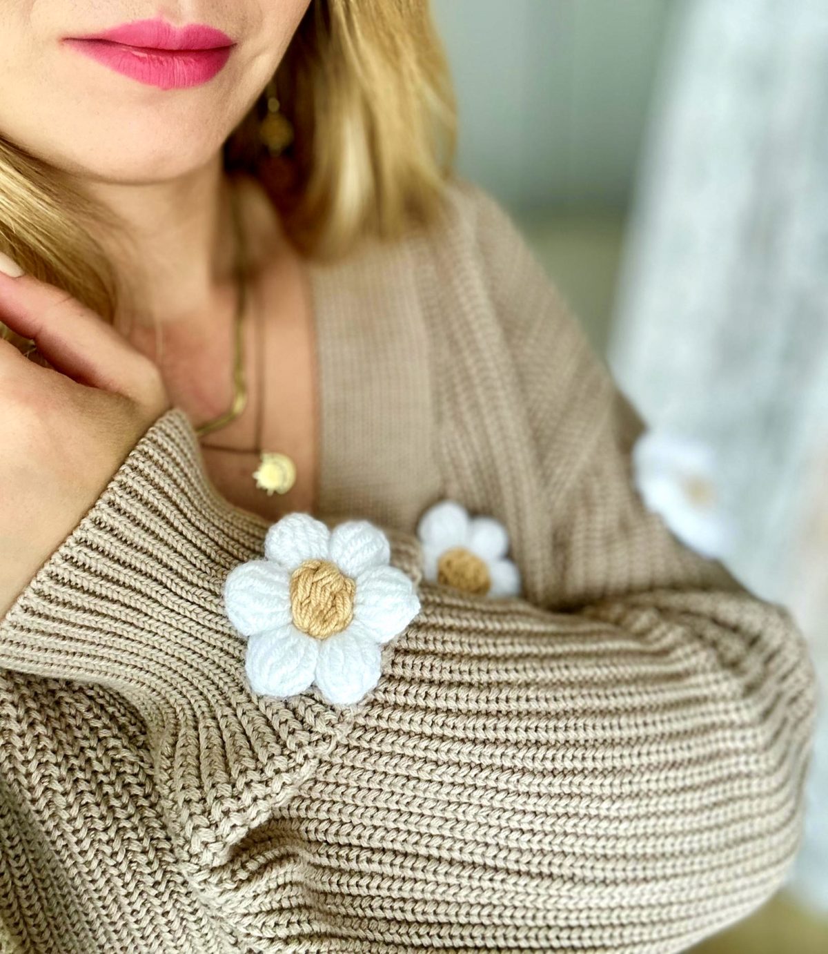 Sweter ze stokrotkami beżowy kardigan zapinany damski oversize modny sweter z kwiatami 3d z rumiankami beżowy ciepły sweter stokrotki kardigan