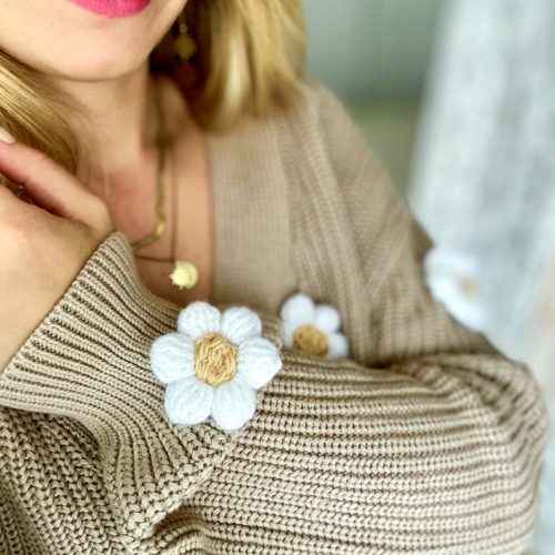 Sweter ze stokrotkami beżowy kardigan zapinany damski oversize modny sweter z kwiatami 3d z rumiankami beżowy ciepły sweter stokrotki kardigan